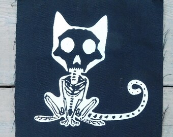 El parche del gato esqueleto