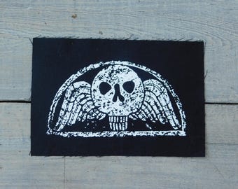 Diseño de lápida con esqueleto para frotar
