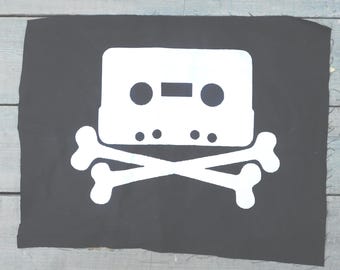 Música asesina. Casete y huesos.