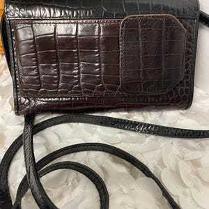 Portafoglio Brighton in pelle con stampa coccodrillo goffrata marrone scuro/nero e cinturino immagine 3