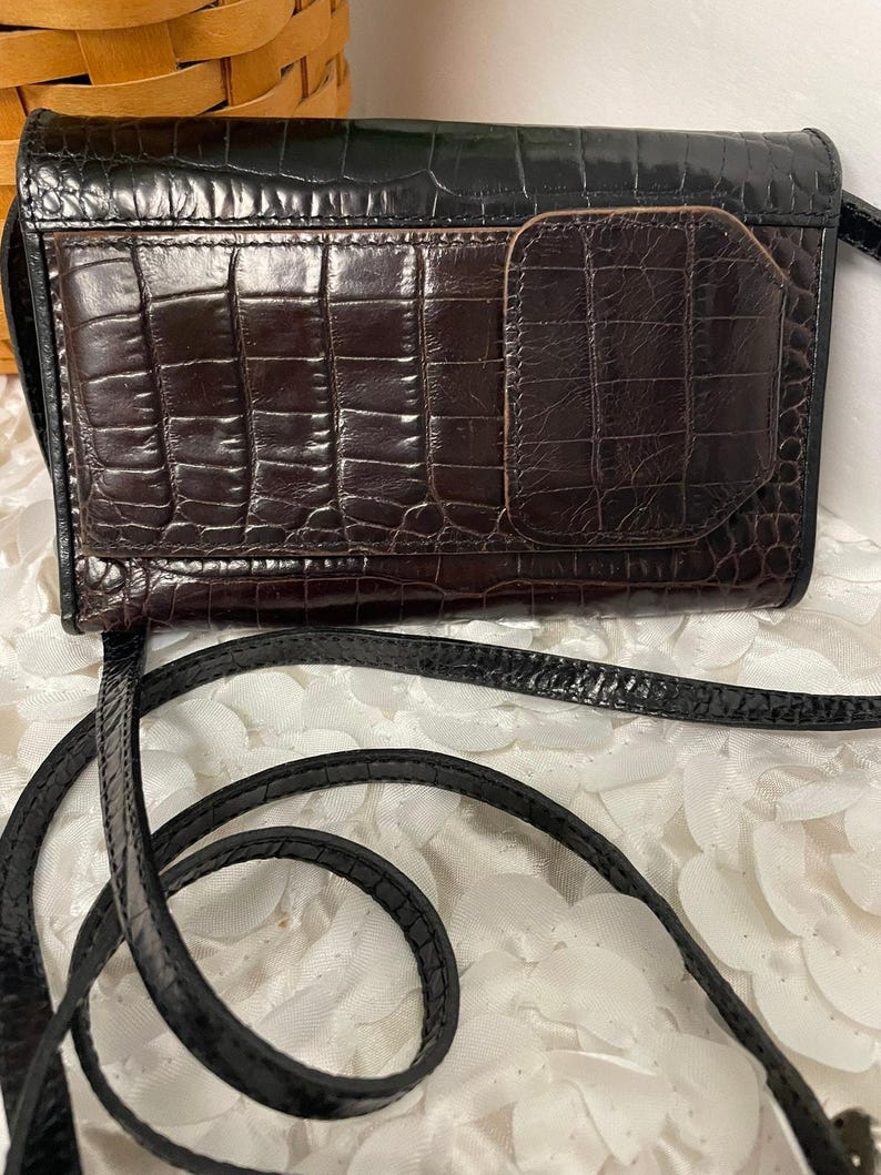 Portafoglio Brighton in pelle con stampa coccodrillo goffrata marrone scuro/nero e cinturino immagine 3
