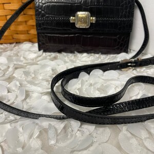 Portafoglio Brighton in pelle con stampa coccodrillo goffrata marrone scuro/nero e cinturino immagine 2