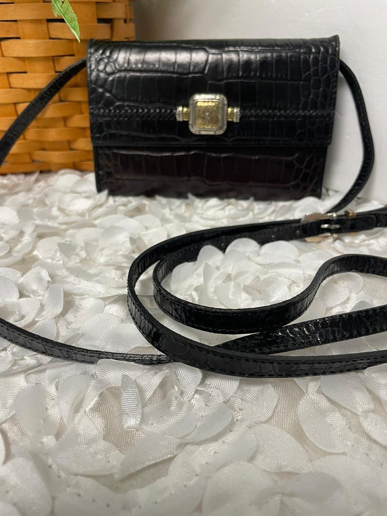 Portafoglio Brighton in pelle con stampa coccodrillo goffrata marrone scuro/nero e cinturino immagine 2