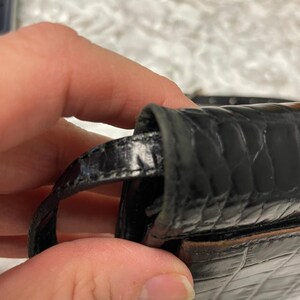 Portafoglio Brighton in pelle con stampa coccodrillo goffrata marrone scuro/nero e cinturino immagine 10