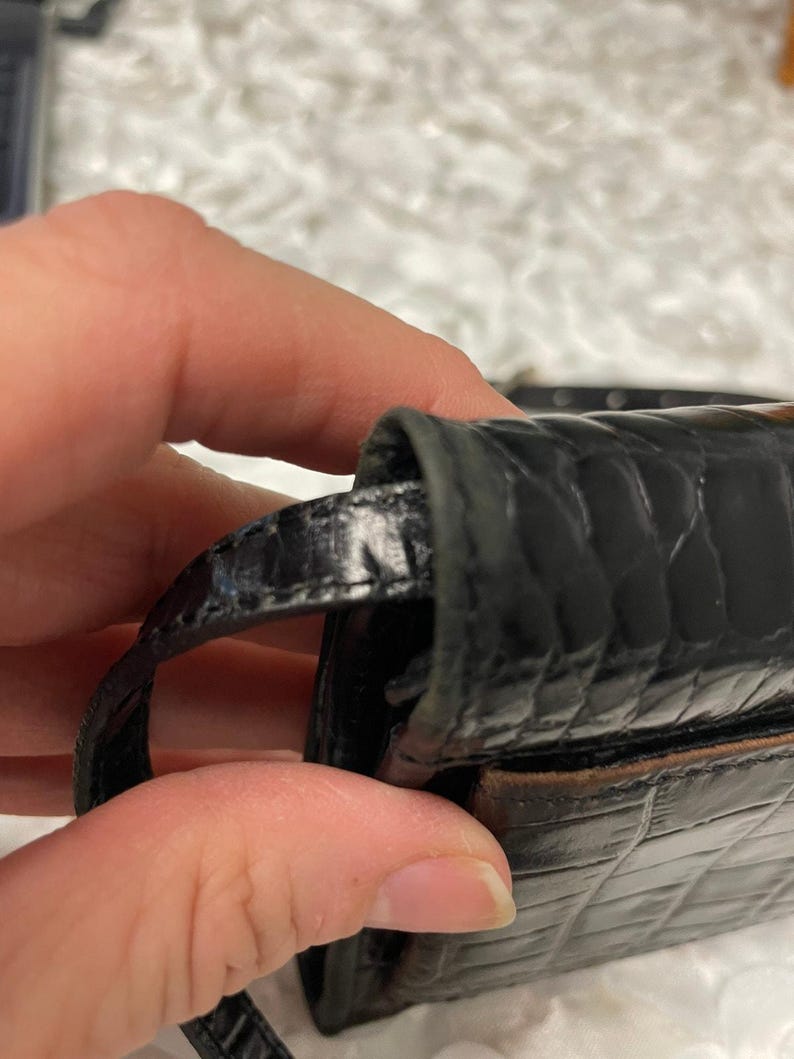 Portafoglio Brighton in pelle con stampa coccodrillo goffrata marrone scuro/nero e cinturino immagine 10