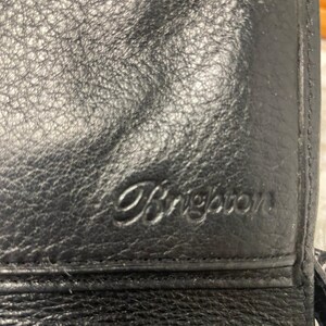 Portafoglio Brighton in pelle con stampa coccodrillo goffrata marrone scuro/nero e cinturino immagine 6