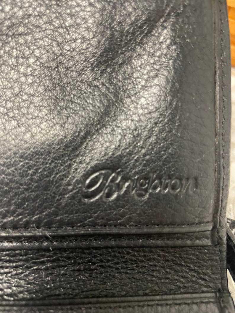 Portafoglio Brighton in pelle con stampa coccodrillo goffrata marrone scuro/nero e cinturino immagine 6