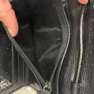 Portafoglio Brighton in pelle con stampa coccodrillo goffrata marrone scuro/nero e cinturino immagine 5