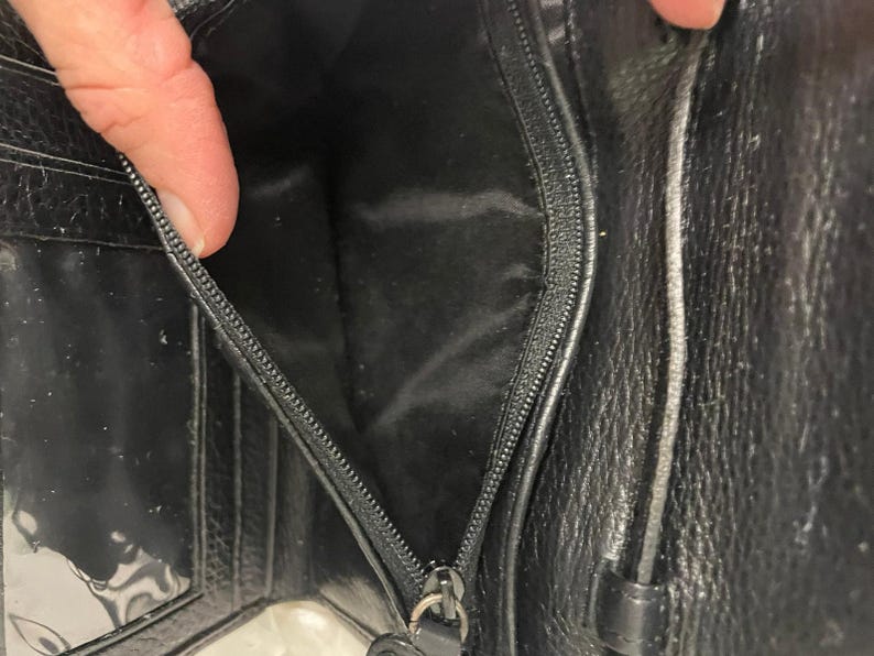 Portafoglio Brighton in pelle con stampa coccodrillo goffrata marrone scuro/nero e cinturino immagine 5