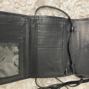 Portafoglio Brighton in pelle con stampa coccodrillo goffrata marrone scuro/nero e cinturino immagine 4