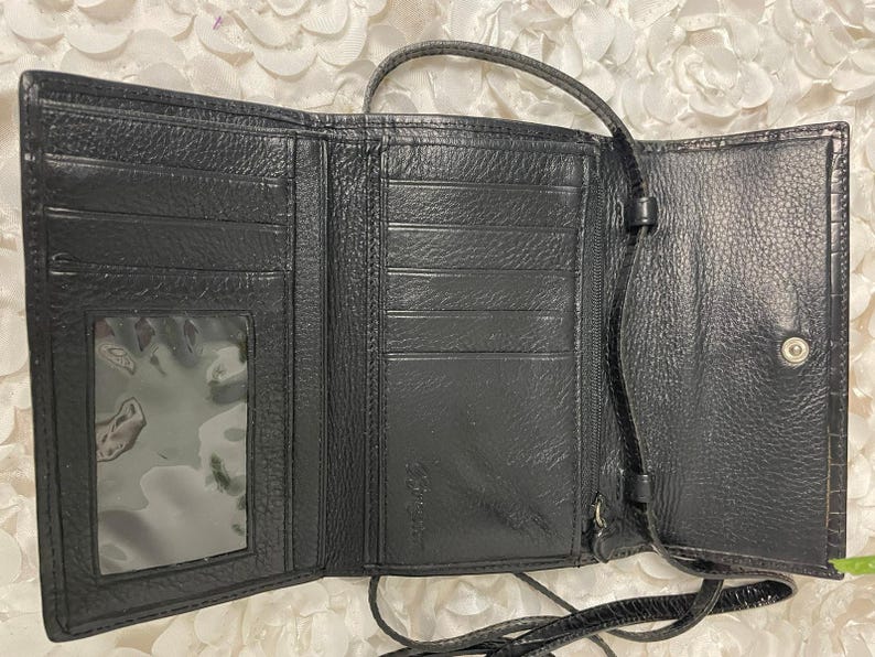 Portafoglio Brighton in pelle con stampa coccodrillo goffrata marrone scuro/nero e cinturino immagine 4