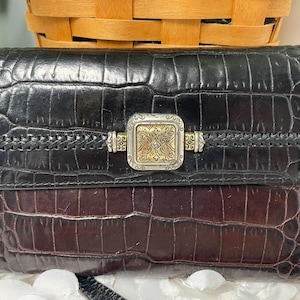 Portafoglio Brighton in pelle con stampa coccodrillo goffrata marrone scuro/nero e cinturino immagine 1