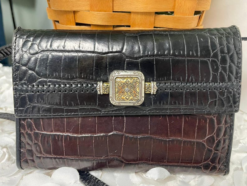 Portafoglio Brighton in pelle con stampa coccodrillo goffrata marrone scuro/nero e cinturino immagine 1