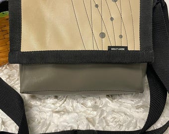 Borsa a tracolla, messenger, cartella HOLLY AiKEN Vegan Vinyl Dots color cuoio e tortora