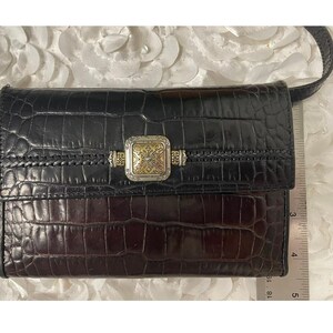 Portafoglio Brighton in pelle con stampa coccodrillo goffrata marrone scuro/nero e cinturino immagine 7