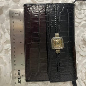 Portafoglio Brighton in pelle con stampa coccodrillo goffrata marrone scuro/nero e cinturino immagine 8