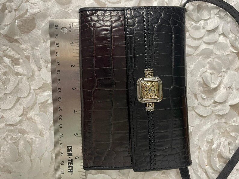 Portafoglio Brighton in pelle con stampa coccodrillo goffrata marrone scuro/nero e cinturino immagine 8