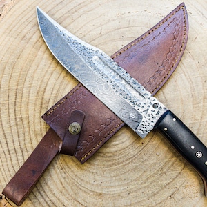 Bowie Hunting Knife Damascus Steel / Rustic Blade Finishing / Wood Handle / Leather Sheath