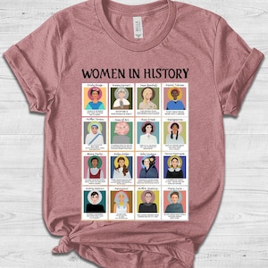 K&ouml;nnte beinhalten: Ein pinkfarbenes T-Shirt mit einem grafischen Druck eines Rasters mit Portr&auml;ts von Frauen aus der Geschichte. Jedes Portr&auml;t enth&auml;lt einen Namen und ein Zitat. Der Text oben auf der Grafik lautet "Women in History".