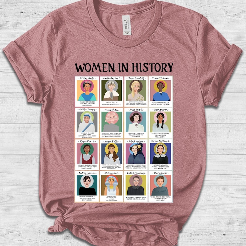 K&ouml;nnte beinhalten: Ein pinkfarbenes T-Shirt mit einem grafischen Druck eines Rasters mit Portr&auml;ts von Frauen aus der Geschichte. Jedes Portr&auml;t enth&auml;lt einen Namen und ein Zitat. Der Text oben auf der Grafik lautet "Women in History".
