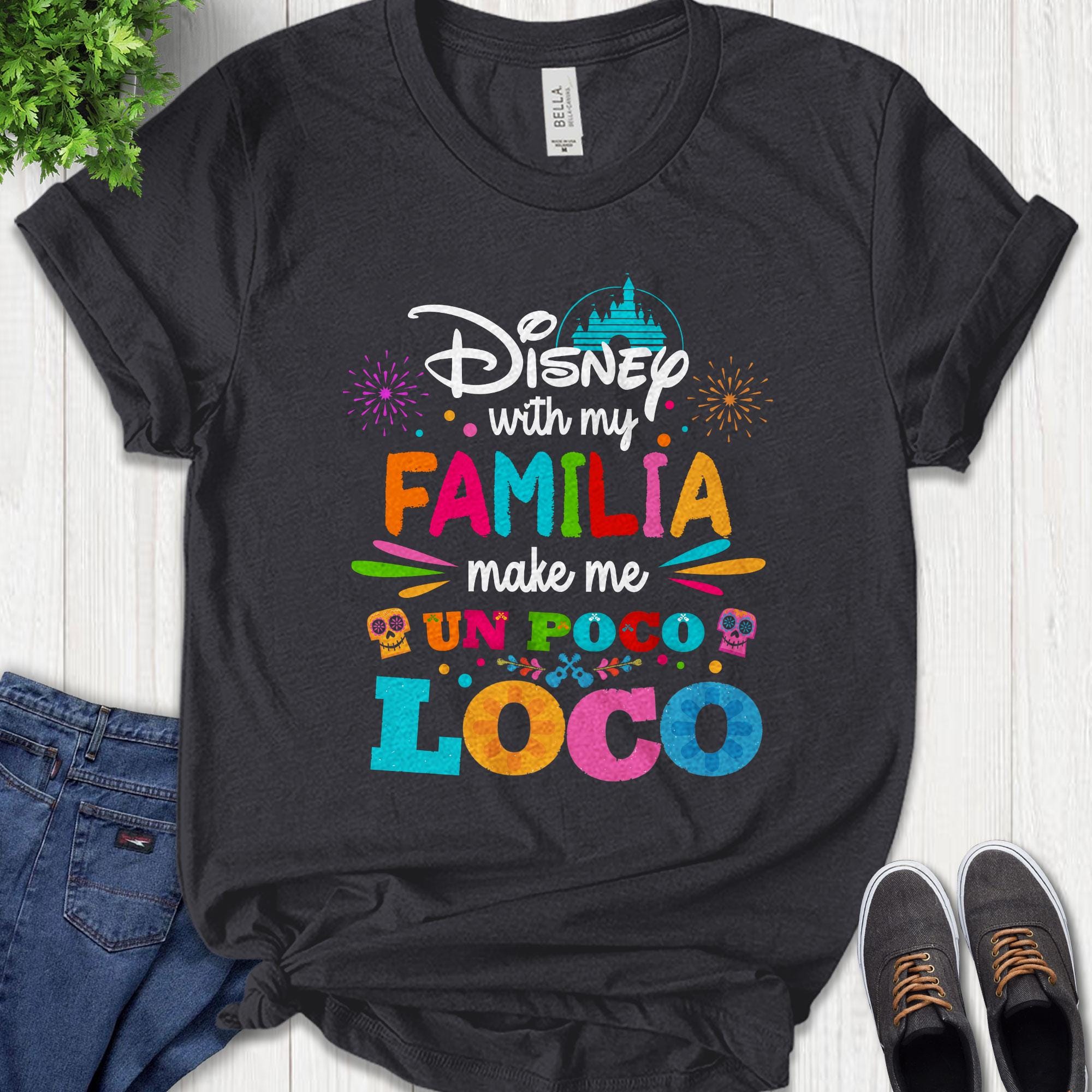 Disney mit Familia macht mich zu Poco Loco, lustige Disney Familienshirts, Disney Urlaub T-Shirt, Disney Poco Loco Shirt, Coco Familia T-Shirt C-24082224
