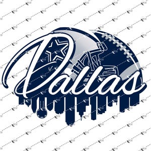 Può includere: Un design grafico blu navy e bianco con un casco da football, una stella e la parola "Dallas" in un carattere stilizzato. Il design include una silhouette di skyline nella parte inferiore, il tutto su sfondo bianco.