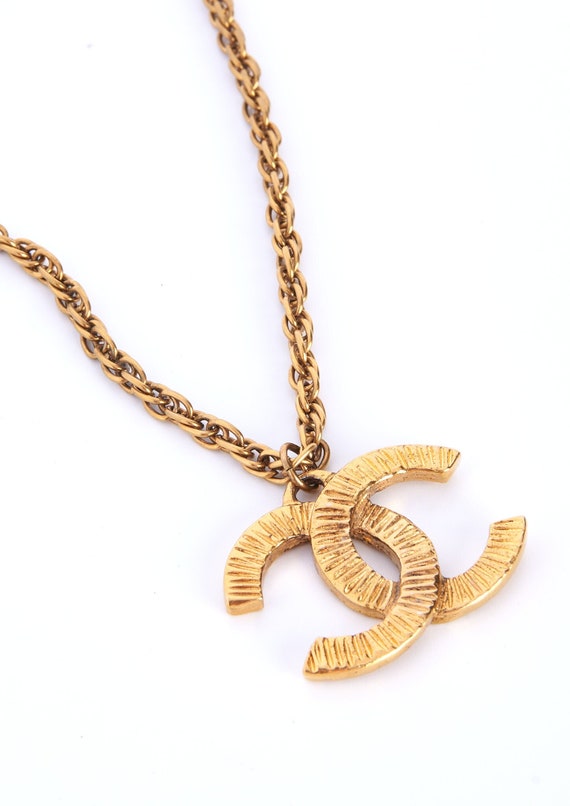 Chanel Large Link Necklace with CC Logo Pendant – Very Vintage