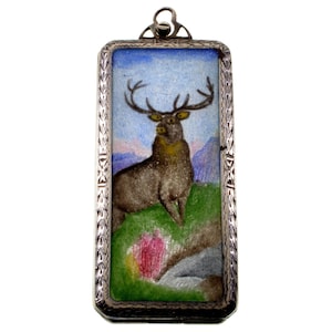 Antico ciondolo edoardiano in argento e smalto con alce, circa 1900