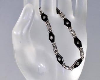 Pulsera antigua de plata de ley con pasta de esmalte negro estilo Art Déco, circa 1920.