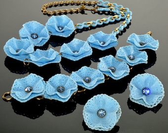 Conjunto de collar, pulsera y pendientes con flores de celuloide azul cielo, c.1930