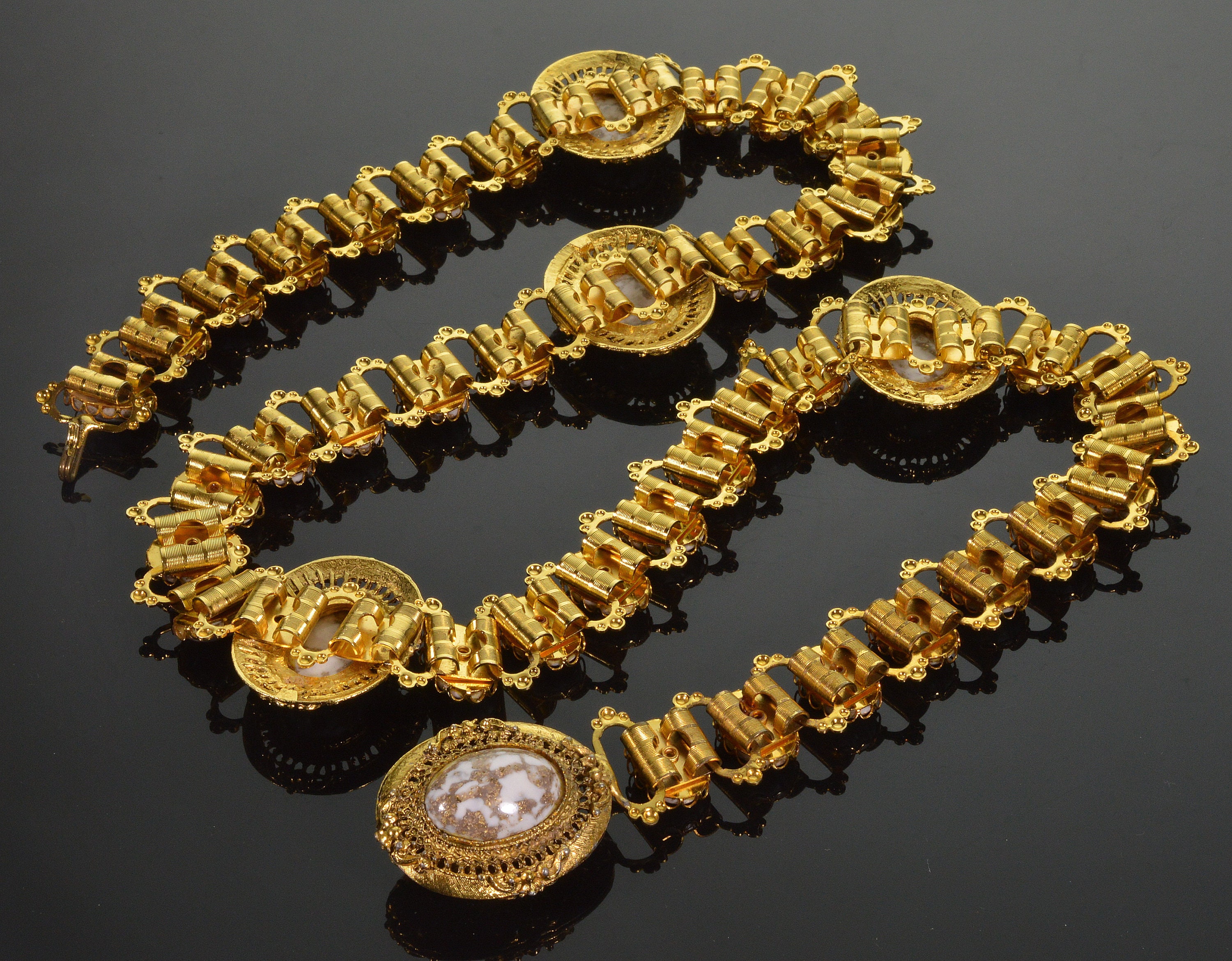 Vtg Statement Heavy Book Chain Belt Gold in Quartz Glass Vtg Statement Heavy Book Chain Belt Gold in Quartz Glass