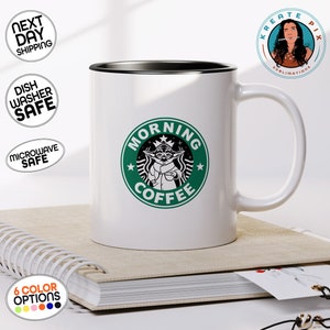 Puede incluir: Taza de cerámica blanca con borde y asa negros. La taza presenta un logotipo verde y negro con un personaje de dibujos animados sosteniendo una taza de café. El logotipo dice "Morning Coffee" con una estrella a cada lado.