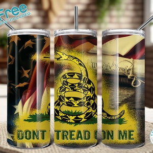 Op de afbeelding: Drie roestvrijstalen bekers met een geel, zwart en groen ontwerp. Het ontwerp bevat een opgerolde slang met de woorden "Don't Tread On Me" en een Amerikaanse vlag.