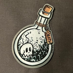 K&ouml;nnte beinhalten: Ein Aufkleber mit einer Cartoon-Illustration einer Zaubertrankflasche. Die Flasche enth&auml;lt einen Totenkopf, Knochen und das Wort "DEATH" auf einem Anh&auml;nger. Die Flasche ist wei&szlig; mit einem braunen Korken und grauem Umriss.