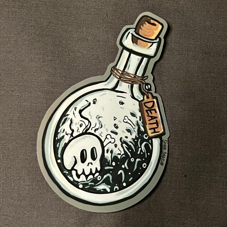K&ouml;nnte beinhalten: Ein Aufkleber mit einer Cartoon-Illustration einer Zaubertrankflasche. Die Flasche enth&auml;lt einen Totenkopf, Knochen und das Wort "DEATH" auf einem Anh&auml;nger. Die Flasche ist wei&szlig; mit einem braunen Korken und grauem Umriss.