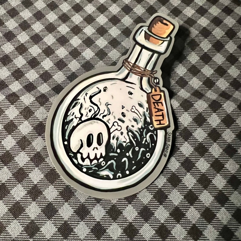 K&ouml;nnte beinhalten: Ein Aufkleber mit einer Cartoon-Illustration einer Zaubertrankflasche mit einem Totenkopf, Knochen und dem Wort "DEATH" auf einem Anh&auml;nger. Die Flasche hat einen Korken und ist mit Bindfaden gebunden. Der Aufkleber hat einen wei&szlig;en Rand.