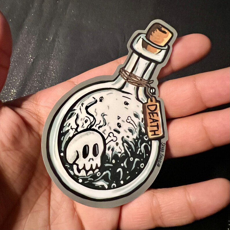 K&ouml;nnte beinhalten: Ein Aufkleber mit einer Cartoon-Illustration einer Zaubertrankflasche. In der Flasche befinden sich ein Totenkopf, Knochen und Rauch. Ein Etikett an der Flasche tr&auml;gt die Aufschrift "DEATH". Die Flasche hat einen Korken und ist mit Bindfaden gebunden. Der Aufkleber hat einen grauen Rand.