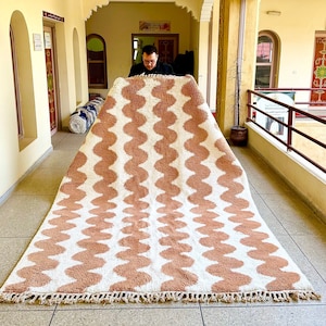 HANDGEMACHTER GESTREIFTER TEPPICH, individuelles marokkanisches Design, braun-weißer Berberteppich, authentischer Beni Ourain-Teppich, dekorativer Bodenbelag.