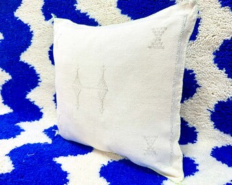 BERBER PILLOW SILk, Moroccan Decorative Pillow, Ethnic Pillow, Abstract Design Cushion, Off White Bed Cushion, Boho Cushion Off White