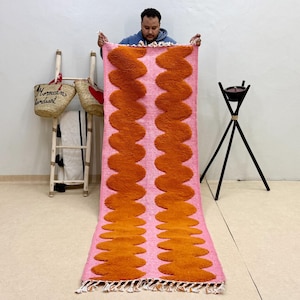 Marokkanischer Läuferteppich in gebranntem Orange - Beni ourain Streifenteppich mit Wellenmuster - Flurteppich aus Wolle in Rosa und Orange