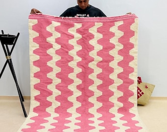 Flat Weave Rug – Kilim Pink and White ZigZag Moroccan Wool Carpet –Custom Zanafi Handwoven Striped Area Rug for Minimalist & Boho Home Decor