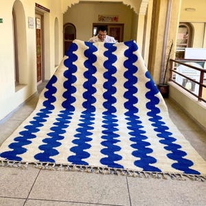 Tapete marroquino | Tapete Beni Ourain ondulado em azul cobalto e marfim | Tapete listrado feito à mão | Tapete personalizado de lã berbere
