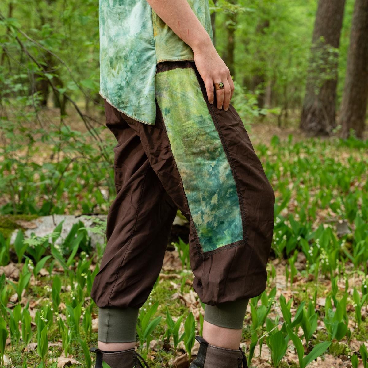 Size 38 - 3/4-length silk trousers with leaf print