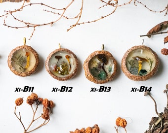 Diorama aus Plizen & Pflanzen - Einzigartiger Kettenanhänger Eichelhütchen Unikat rund