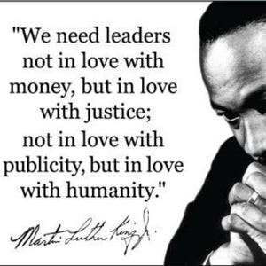 Może przedstawiać: Czarno-białe zdjęcie Martina Luthera Kinga Jr. z cytatem. Tekst brzmi: „Potrzebujemy przywódców, którzy nie kochają pieniędzy, ale sprawiedliwość; nie rozgłos, ale ludzkość”. Widoczny również podpis.