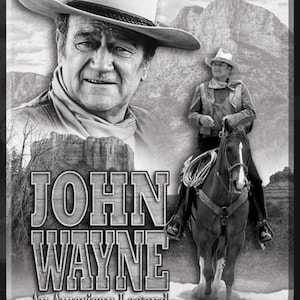Könnte beinhalten: Schwarzweißfoto von John Wayne, einem amerikanischen Schauspieler, der einen Cowboyhut und einen Schal trägt. Das Foto ist vor dem Hintergrund von Bergen und Wüste aufgenommen. Der Text "JOHN WAYNE An American Legend" ist unter dem Bild gedruckt.