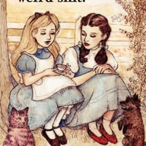 Puede incluir: Alice y Dorothy del Mago de Oz est&aacute;n sentadas juntas, con un gato y un perro a su lado. El texto que aparece sobre ellas dice "He visto algunas cosas raras."
