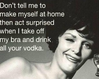 Peut inclure: Image en noir et blanc d'une femme souriante avec des cheveux foncés. Le texte dit : "Ne me dites pas de me sentir chez moi, puis soyez surpris quand j'enlève mon soutien-gorge et bois tout votre vodka."