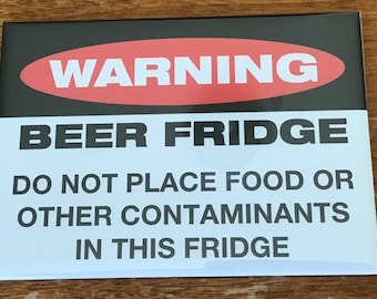 Avertissement aimant pour réfrigérateur de bière uniquement : décor de caverne d'hommes drôles (3,5 x 2,5 po.)