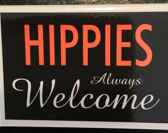 Los hippies siempre son bienvenidos en un imán de refrigerador de metal de 2x3. Un imán divertido para él o ella.